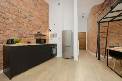 Kuchnia lub aneks kuchenny w obiekcie Stylish Apartment with Mezzanine, next to Metro Station by Noclegi Renters