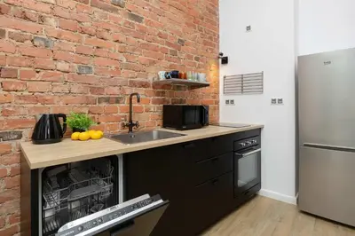 Kuchnia lub aneks kuchenny w obiekcie Stylish Apartment with Mezzanine, next to Metro Station by Noclegi Renters