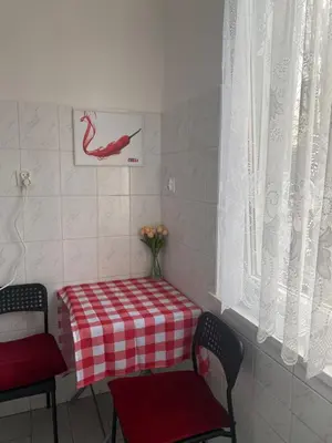 Łóżko lub łóżka w pokoju w obiekcie Przytulne mieszkanie na spokojny nocleg w pobliżu metra Kondratowicza, 22 minuty metrem do Stadionu Narodowego, samodzielne zameldowanie ,wystawiamy faktury dla firmy KSeF