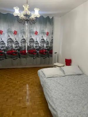 Łóżko lub łóżka w pokoju w obiekcie Przytulne mieszkanie na spokojny nocleg w pobliżu metra Kondratowicza, 22 minuty metrem do Stadionu Narodowego, samodzielne zameldowanie ,wystawiamy faktury dla firmy KSeF
