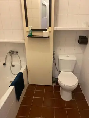 Łazienka w obiekcie Przytulne mieszkanie na spokojny nocleg w pobliżu metra Kondratowicza, 22 minuty metrem do Stadionu Narodowego, samodzielne zameldowanie ,wystawiamy faktury dla firmy KSeF