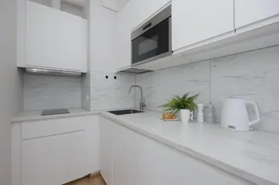 Kuchnia lub aneks kuchenny w obiekcie Bright Studio Krochmalna Near Warsaw City Centre by Noclegi Renters