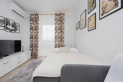 Łóżko lub łóżka w pokoju w obiekcie Studio in Warsaw with Air Condition & Balcony By Noclegi Renters