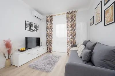 Telewizja i/lub zestaw kina domowego w obiekcie Studio in Warsaw with Air Condition & Balcony By Noclegi Renters
