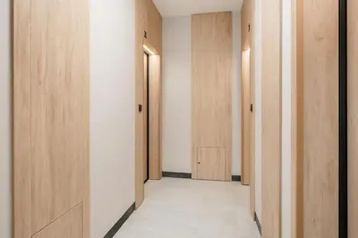 Plan piętra w obiekcie Apartamenty Krakowska Nowe budownictwo 2025r Strzeżone i zamknięte osiedle z ochroną Darmowy parking zewnętrzny Płatny parking podziemny Samodzielne zameldowanie Duży taras Blisko lotnisko im Chopina i centrum Warszawy