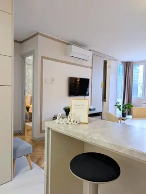 Telewizja i/lub zestaw kina domowego w obiekcie The Golden Frame by Cooee Apartments
