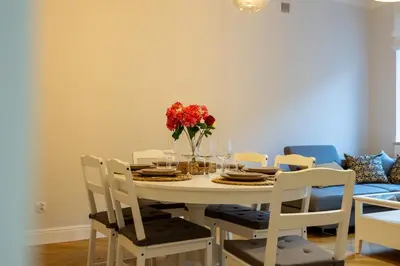 Część wypoczynkowa w obiekcie 2-Bedroom Downtown Apt - 75m2, AC and Balcony - by Rentujemy