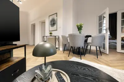 Telewizja i/lub zestaw kina domowego w obiekcie Emerald House Old Town Warsaw