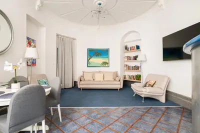 Część wypoczynkowa w obiekcie Nowogrodzka Urban Mezzanine Apartment by BookingHost
