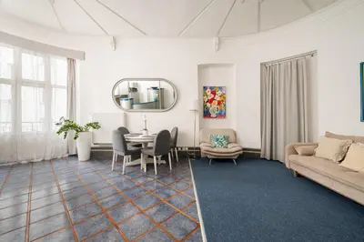Część wypoczynkowa w obiekcie Nowogrodzka Urban Mezzanine Apartment by BookingHost