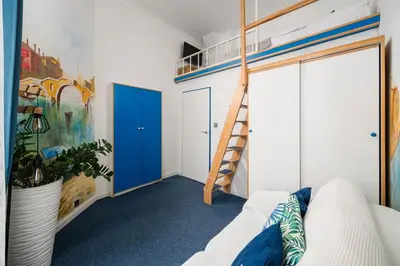 Łóżko lub łóżka w pokoju w obiekcie Nowogrodzka Urban Mezzanine Apartment by BookingHost