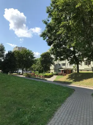 Ogród w obiekcie Słoneczny 2 pokojowy apartament z balkonem niedaleko Metra
