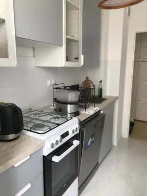 Kuchnia lub aneks kuchenny w obiekcie Słoneczny 2 pokojowy apartament z balkonem niedaleko Metra