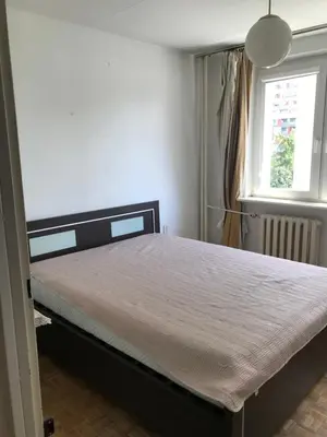 Łóżko lub łóżka w pokoju w obiekcie Słoneczny 2 pokojowy apartament z balkonem niedaleko Metra