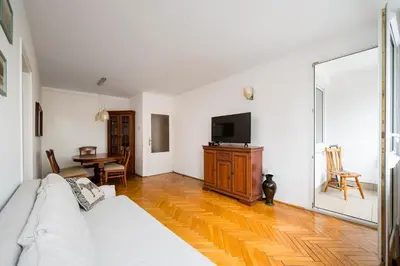 Telewizja i/lub zestaw kina domowego w obiekcie Mokotów Urban Comfort Apartment by BookingHost