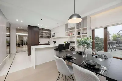 Kuchnia lub aneks kuchenny w obiekcie Elegant Apartment with Air Conditioning, Office and Underground Parking by Renters Prestige