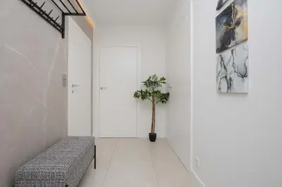 Plan piętra w obiekcie Elegant Apartment with Air Conditioning, Office and Underground Parking by Renters Prestige