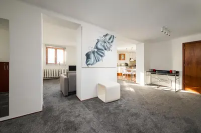 Łóżko lub łóżka w pokoju w obiekcie Żurawia Spacious Apartment by BookingHost