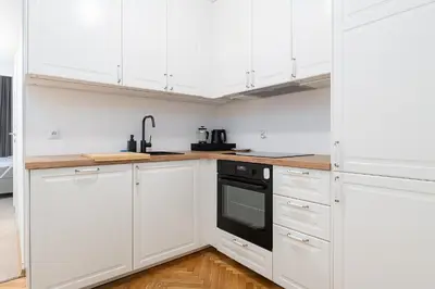 Kuchnia lub aneks kuchenny w obiekcie RentPlanet - Apartament Chmielna