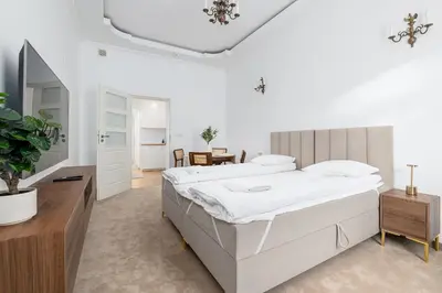 Telewizja i/lub zestaw kina domowego w obiekcie RentPlanet - Apartament Chmielna
