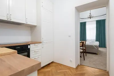 Kuchnia lub aneks kuchenny w obiekcie RentPlanet - Apartament Chmielna