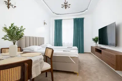 Telewizja i/lub zestaw kina domowego w obiekcie RentPlanet - Apartament Chmielna