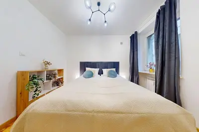 Łóżko lub łóżka w pokoju w obiekcie Cozy Stay Downtown Obozna