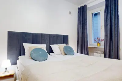 Łóżko lub łóżka w pokoju w obiekcie Cozy Stay Downtown Obozna
