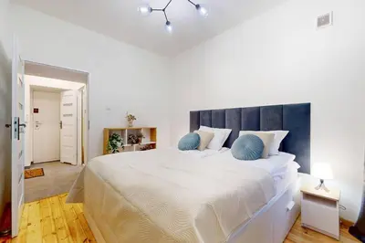 Łóżko lub łóżka w pokoju w obiekcie Cozy Stay Downtown Obozna