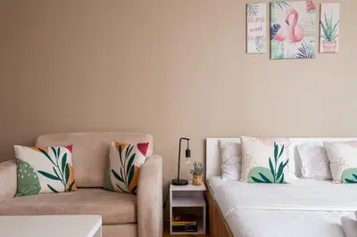 Łóżko lub łóżka w pokoju w obiekcie Saska Kępa Serene Studio by BookingHost