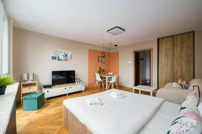 Telewizja i/lub zestaw kina domowego w obiekcie Saska Kępa Serene Studio by BookingHost