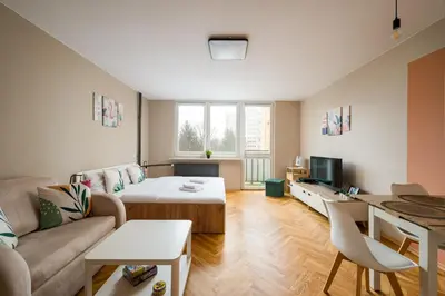 Telewizja i/lub zestaw kina domowego w obiekcie Saska Kępa Serene Studio by BookingHost