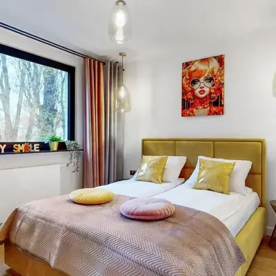 Old Town Chic Apartment With AC