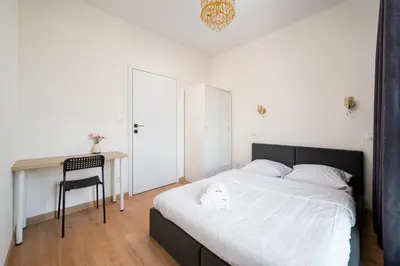 Łóżko lub łóżka w pokoju w obiekcie Ursus Spacious Apartment by BookingHost