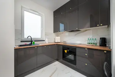 Kuchnia lub aneks kuchenny w obiekcie Ursus Spacious Apartment by BookingHost