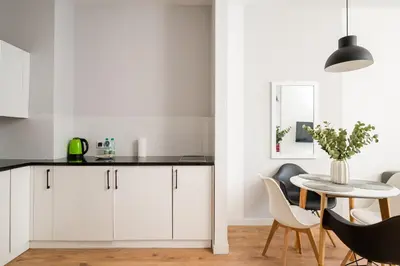 Kuchnia lub aneks kuchenny w obiekcie Wola Sławińska Deluxe Apartment by BookingHost