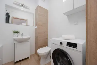 Łazienka w obiekcie Bright Apartment in Warsaw with Bathtub and Balcony by Noclegi Renters