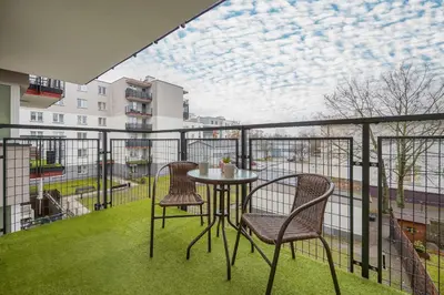 Balkon lub taras w obiekcie Bright Apartment in Warsaw with Bathtub and Balcony by Noclegi Renters