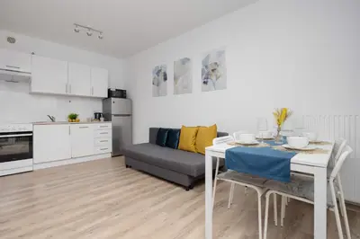 Kuchnia lub aneks kuchenny w obiekcie Bright Apartment in Warsaw with Bathtub and Balcony by Noclegi Renters