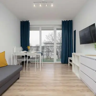 Bright Apartment in Warsaw with Bathtub and Balcony by Noclegi Renters