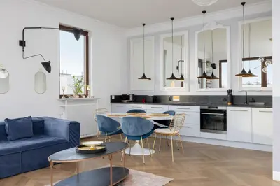 Kuchnia lub aneks kuchenny w obiekcie Sarmacka Prestige Residence Warsaw by Solarento