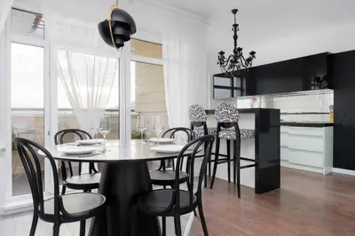 Kuchnia lub aneks kuchenny w obiekcie Avenue Chic Apartment Wilanowska by Solarento