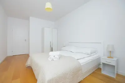 Łóżko lub łóżka w pokoju w obiekcie Nowaka-Jeziorańskiego Modern Comfort Apartment by Solarento