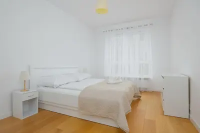 Łóżko lub łóżka w pokoju w obiekcie Nowaka-Jeziorańskiego Modern Comfort Apartment by Solarento