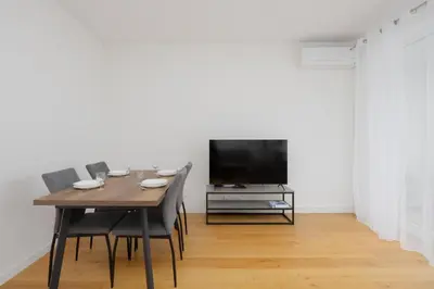 Telewizja i/lub zestaw kina domowego w obiekcie Nowaka-Jeziorańskiego Modern Comfort Apartment by Solarento