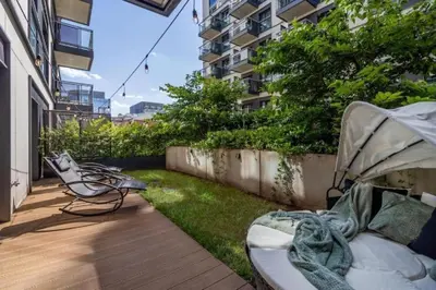 Ogród w obiekcie Close-Golden Apartments Warsaw - Luxury 2-Bedroom, Mennica Residence&144