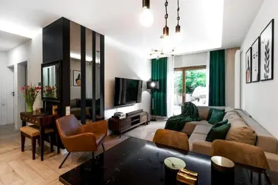 Telewizja i/lub zestaw kina domowego w obiekcie Close-Golden Apartments Warsaw - Luxury 2-Bedroom, Mennica Residence&144