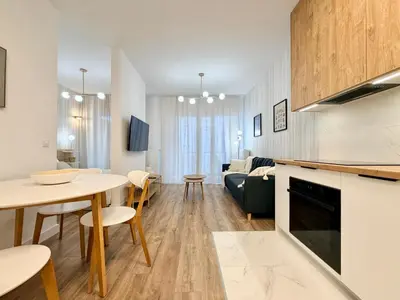 Kuchnia lub aneks kuchenny w obiekcie Wola Urban Oasis by OhMyHome z parkingiem