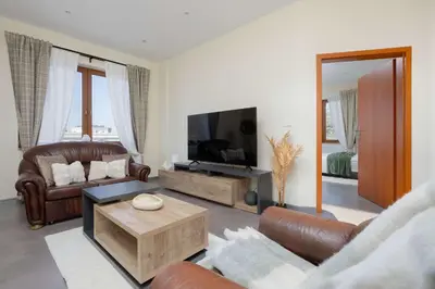 Telewizja i/lub zestaw kina domowego w obiekcie Przestronny Dom z 3 Sypialniami w Doskonałej Lokalizacji w Pobliżu Lotniska by Noclegi Renters