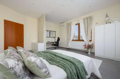 Łóżko lub łóżka w pokoju w obiekcie Przestronny Dom z 3 Sypialniami w Doskonałej Lokalizacji w Pobliżu Lotniska by Noclegi Renters